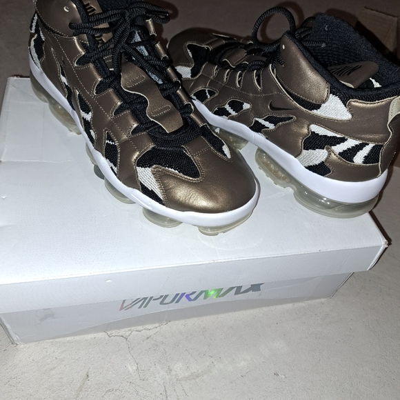 Size 14 and 13, name brand sneakers, new and like new. - Picture 10 of 16